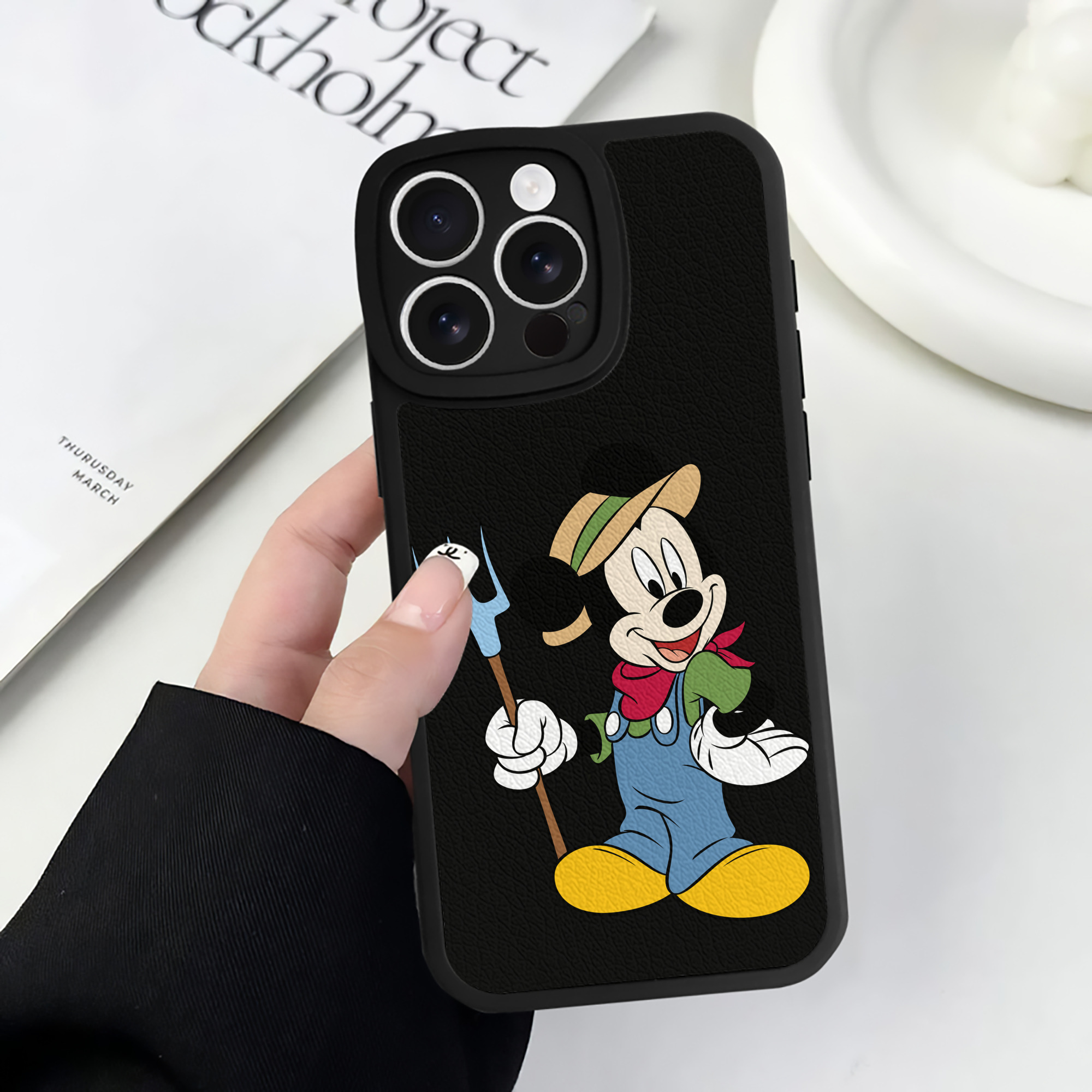 （画像用） ミッキーマウス Mickey Mouse 【iPhone 16シリーズ対応】シリコンスマホケース（レザー調） 材質：シリコン